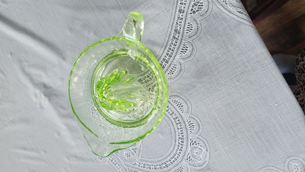 Uranium Glass Juicer In Exclusive shape