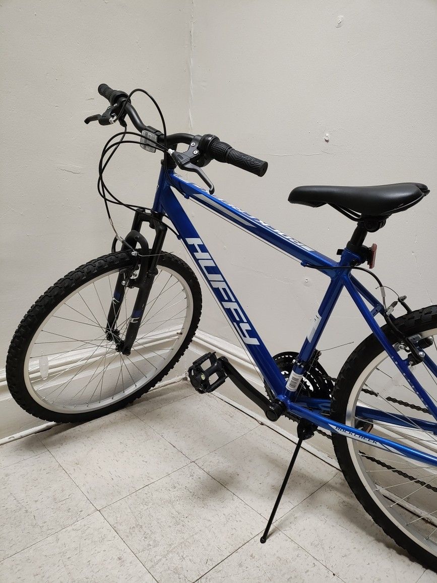 HUFFY BIKE 🚲 FOR SALE. LOOKS Very NICE AND CLEAN. LIKE NEW.