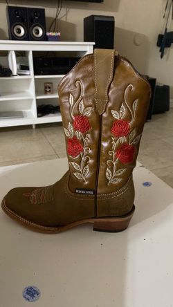 Silver wild women’s boots size 7