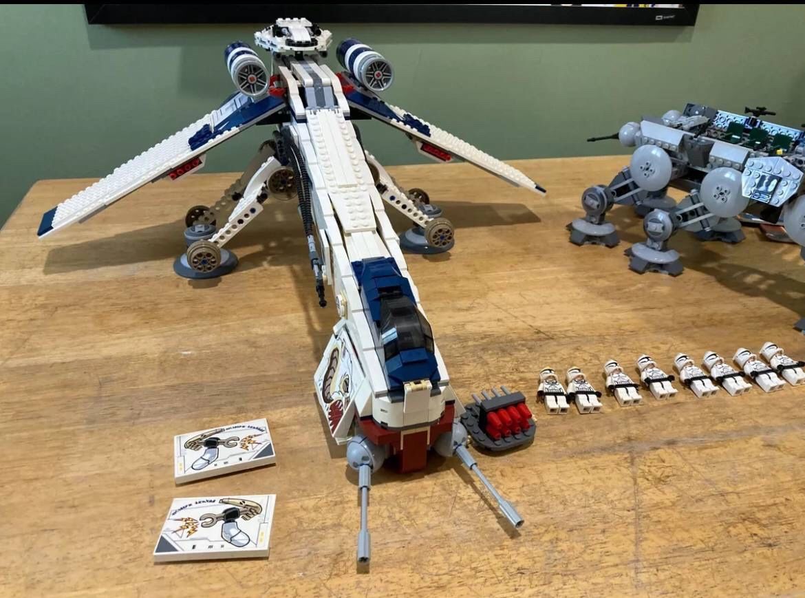 LEGO Star Wars: Republic Dropship with AT-OT Walker