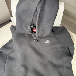 Black Nike Tech Fleece Pullover