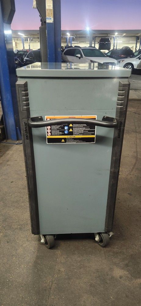 Snap on roll away toolbox for sale No longer needed willing to negotiate on price. But firm asking 1000
