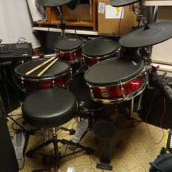 Lot Of Musical Gear Alesis Roland Kustom Peavey