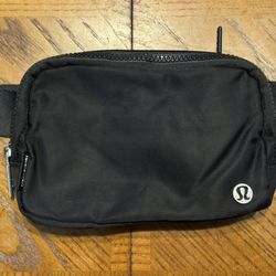 Black Lululemon Everywhere Belt Bag 