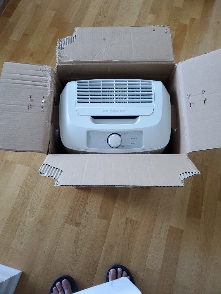 Frigidaire
FAD301NWD Energy
Star 30-Pint
Dehumidifier