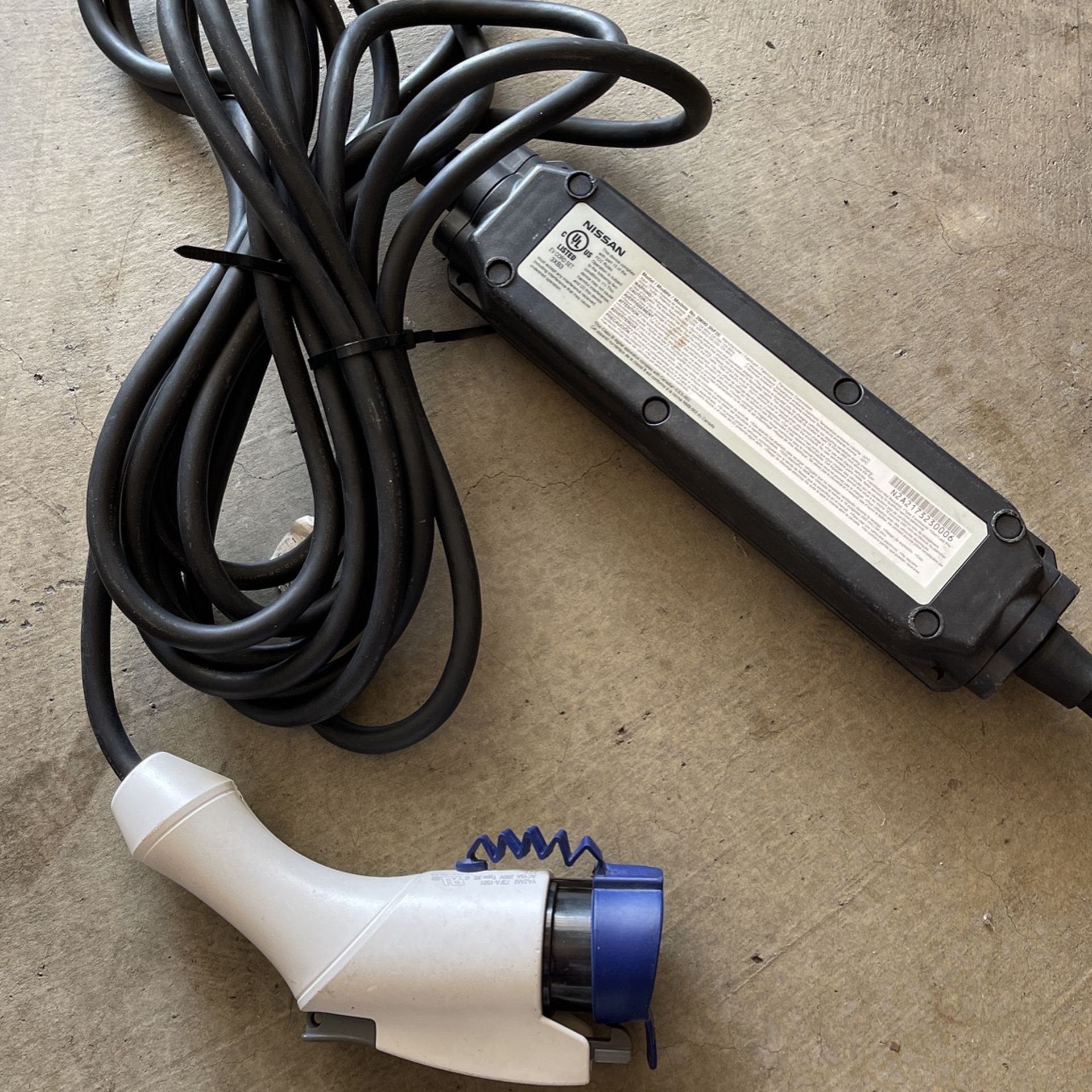 NISSAN EV充電器 ゼロエミッション