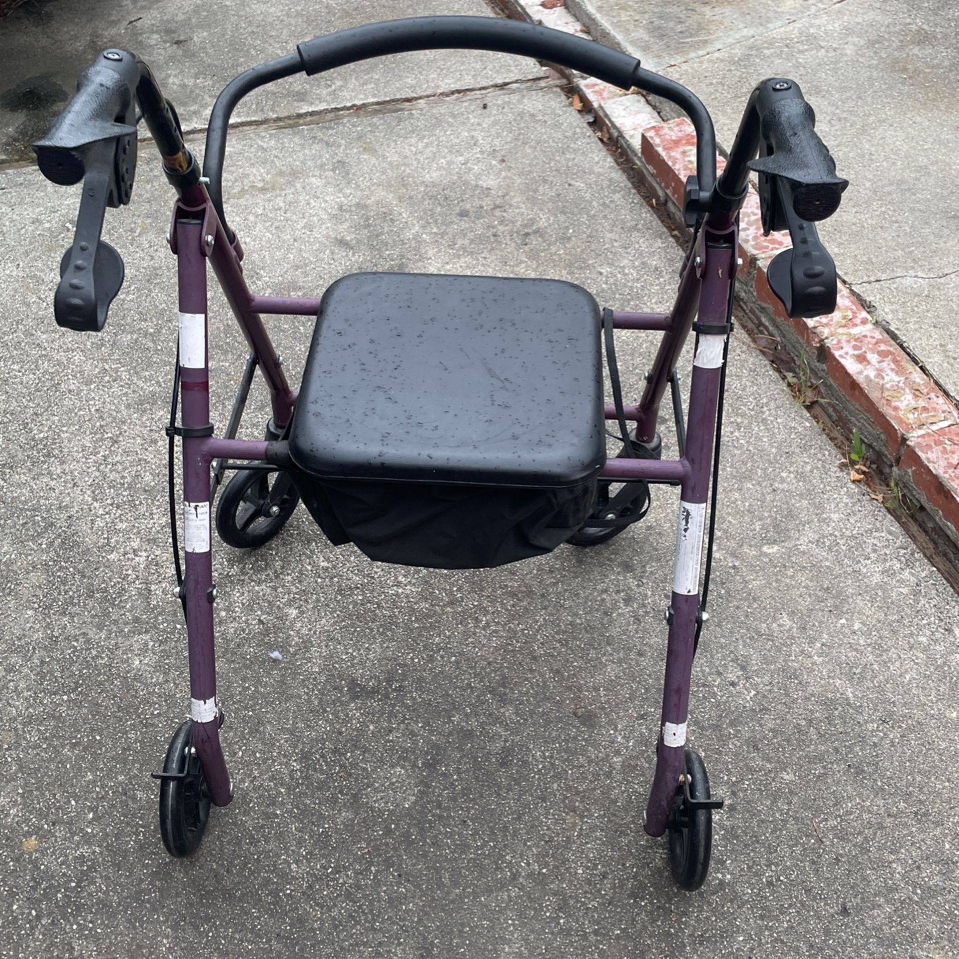 Rolator/walker With Wheels And Chair