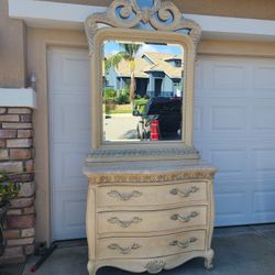 Henredon   Marble Top Bombay Chst And Large Mirtor