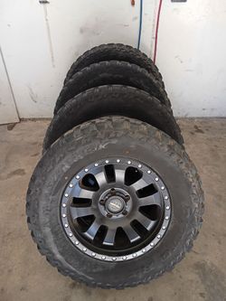 Set of Pro comp 18x9 Wheels with 33x12 5r18  5.5 Jeep wheels jk jl jt