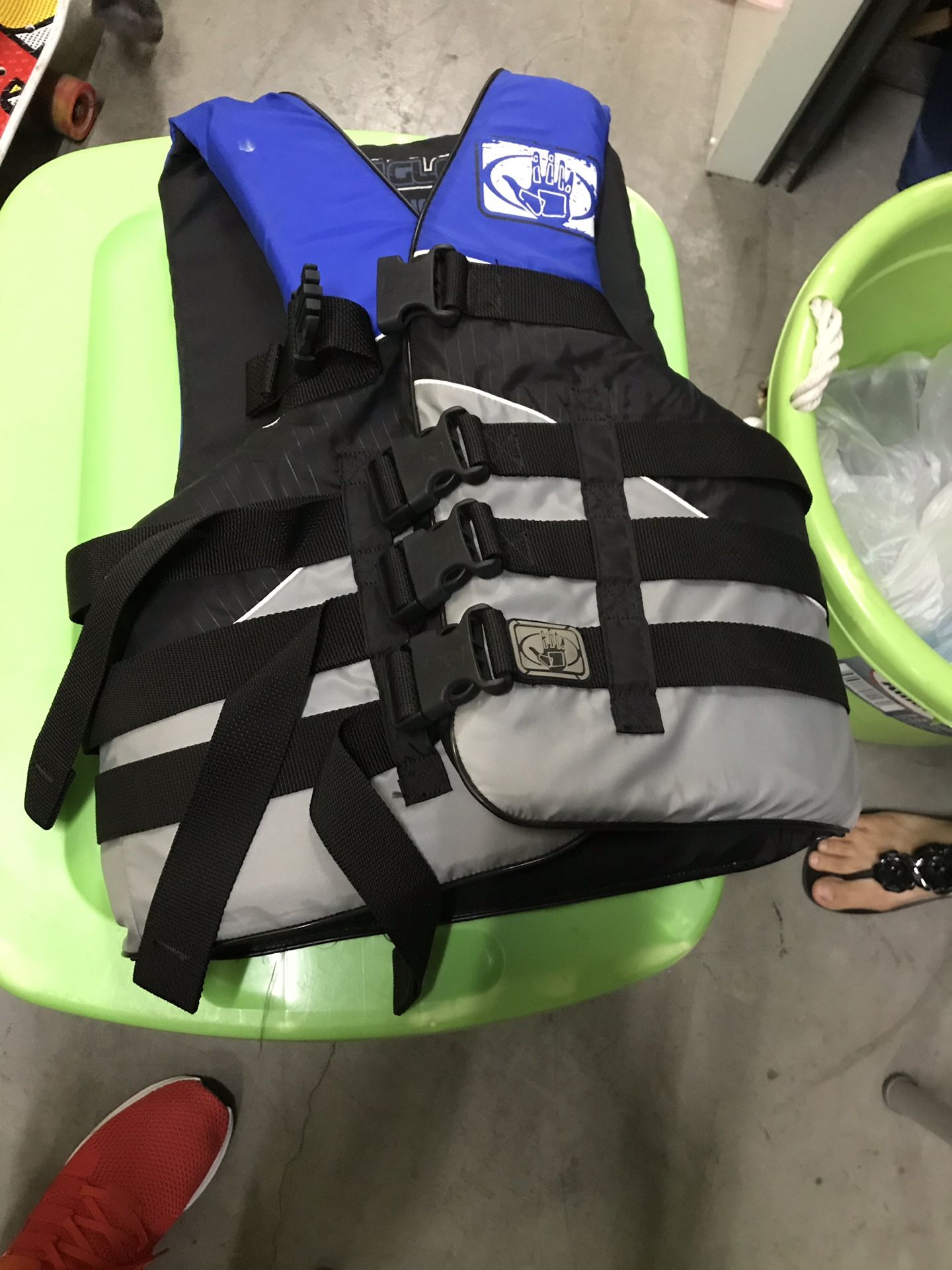 Body Glove adults med life jacket