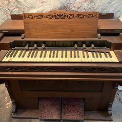 Antigue Pump Organ