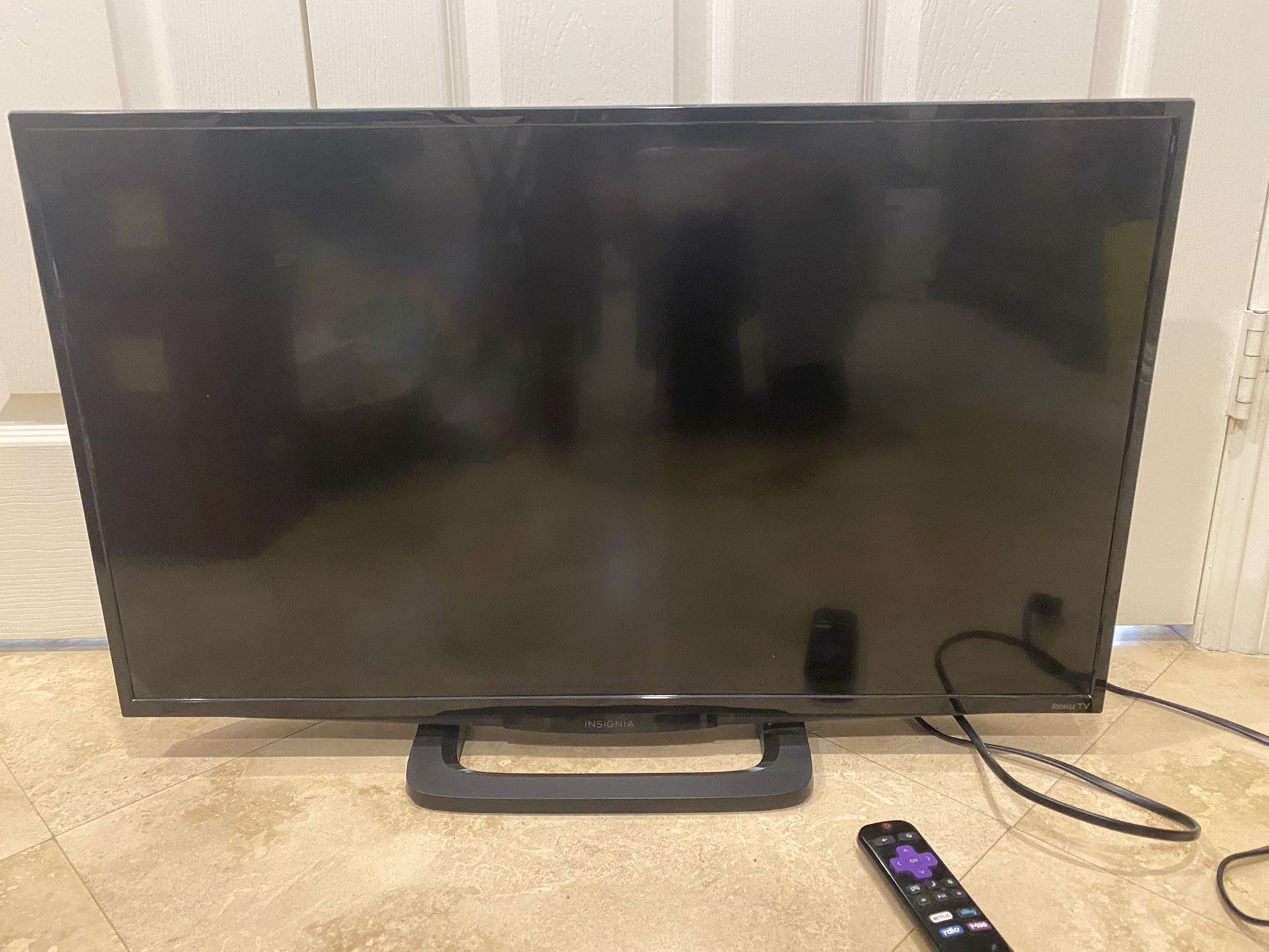Insignia 32 inch Smart TV with Remote and Roku