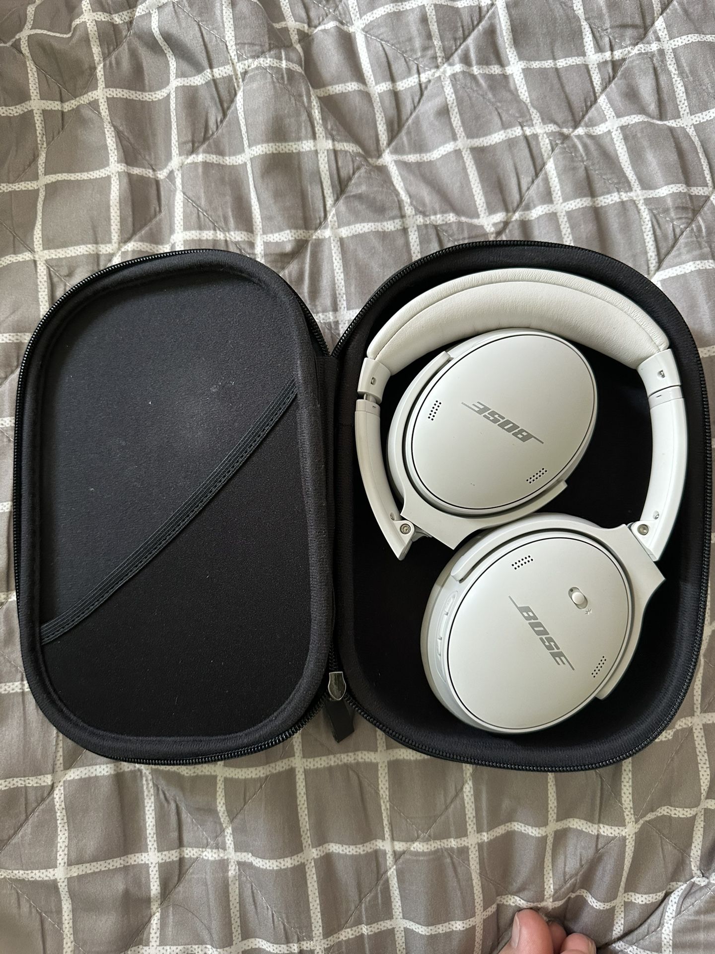 BOSE quiet comfort 40 || white headphones with case