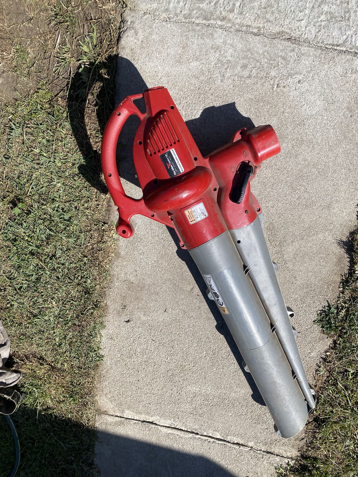 Powerful electric blower & vacuum shredder for leaves & branches potente sopladora y trituradora