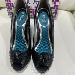 Woman’s Rouge Platform Shoes Size 8 . Used In Box 