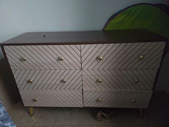 6-Drawer Dresser with Geometric Pattern