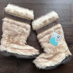 New CROCS Faux fur boots 8US Never worn, with tag