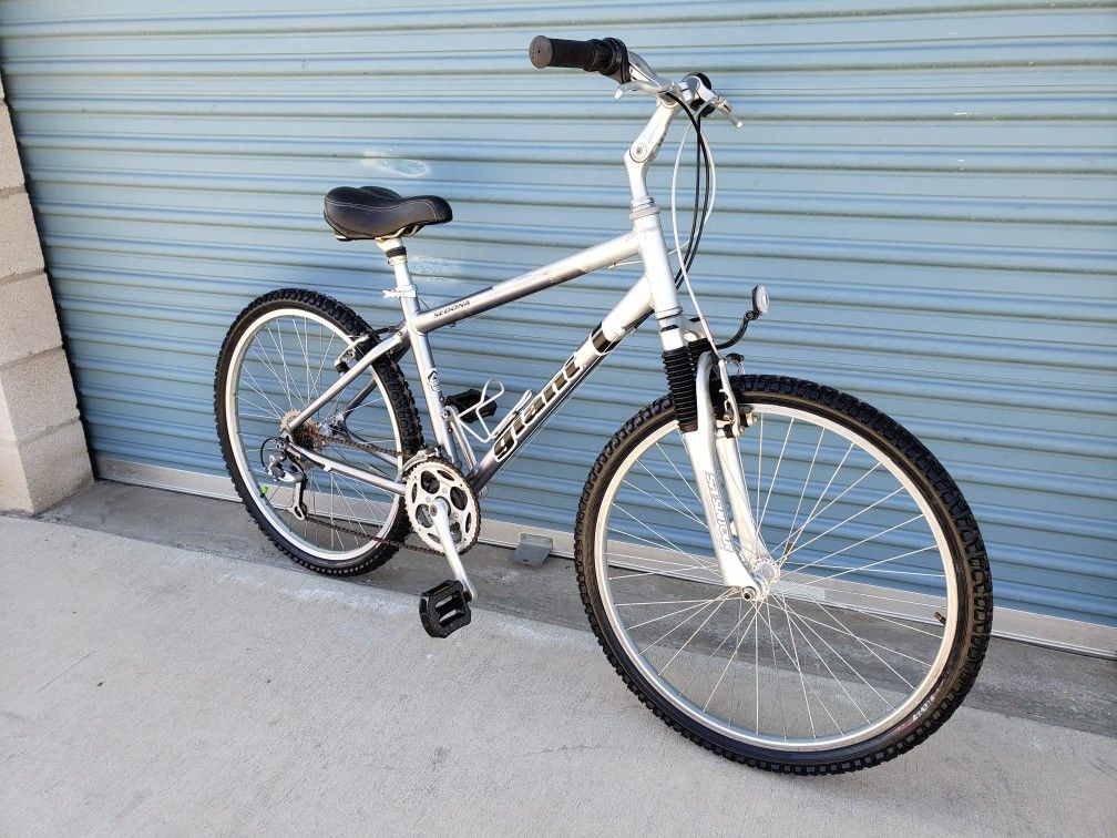 GIANT HYBRID BIKE 21 SPEEDS TIRE 26 SIZE M