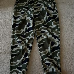 Camo pants with tapered bottom. Thick lining inside material. Size XL