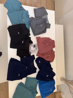 FIGS SCRUBS SIZE XS-S