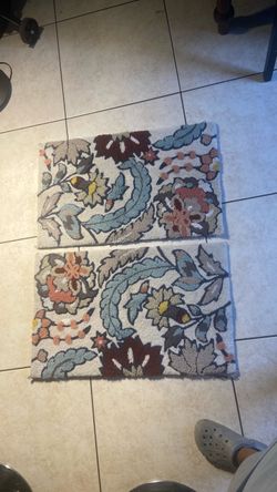 Set of 2 Floral Accent Rugs – Vintage Style – Decorative