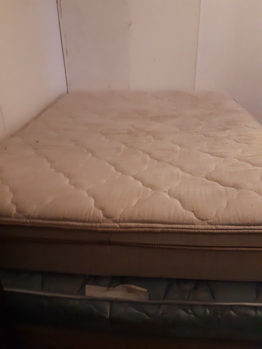 Queen mattress and boxspring for Sale in San Elizario, TX OfferUp