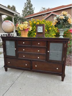 Solid Wood Dresser Chest of Drawers Furniture Great Condition