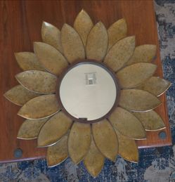 Metal flower wall-mounted mirror