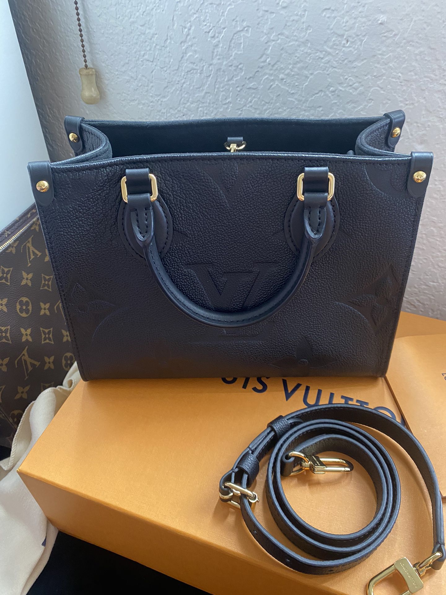Louis Vuitton - Authenticated Onthego Handbag - Leather Black for Women, Never Worn