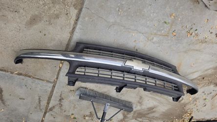 99-06 Chevy Silverado Grill Oem