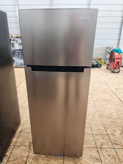 BRAND NEW Vissani
7.2 cu. ft. Top Freezer Bottom Refrigerator Stainless Steel NO SCRATCHES OR DENTS