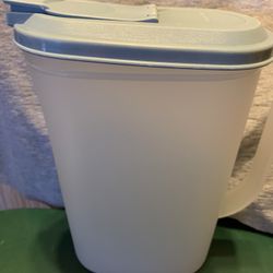K-1).  Tupperware I Qt Slim  Pouring Container