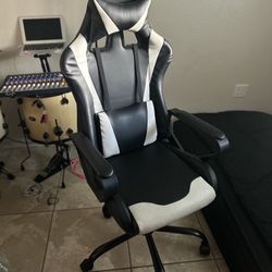 BLACK & WHITE GAMING CHAIR