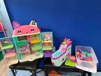 Gabby's Dollhouse Playset AND boat playset Lot with LOTS OF ROOM Accessories