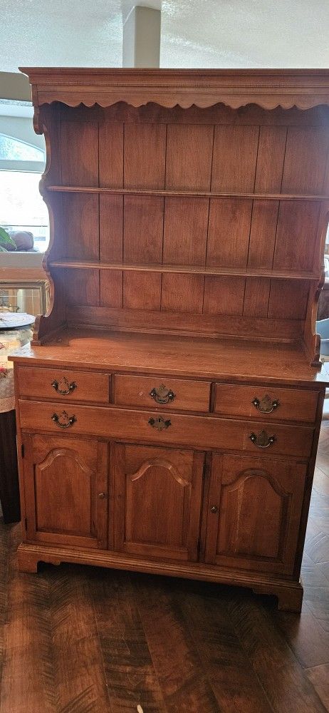 Maple Hutch 