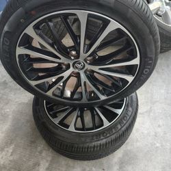 Tengo Estos Dos Rines Para Toyota Cambre 235 45 18 En Buenas Condiciones