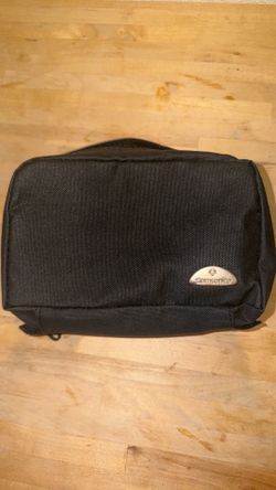 Black Samsonite hanging toiletry travel bag