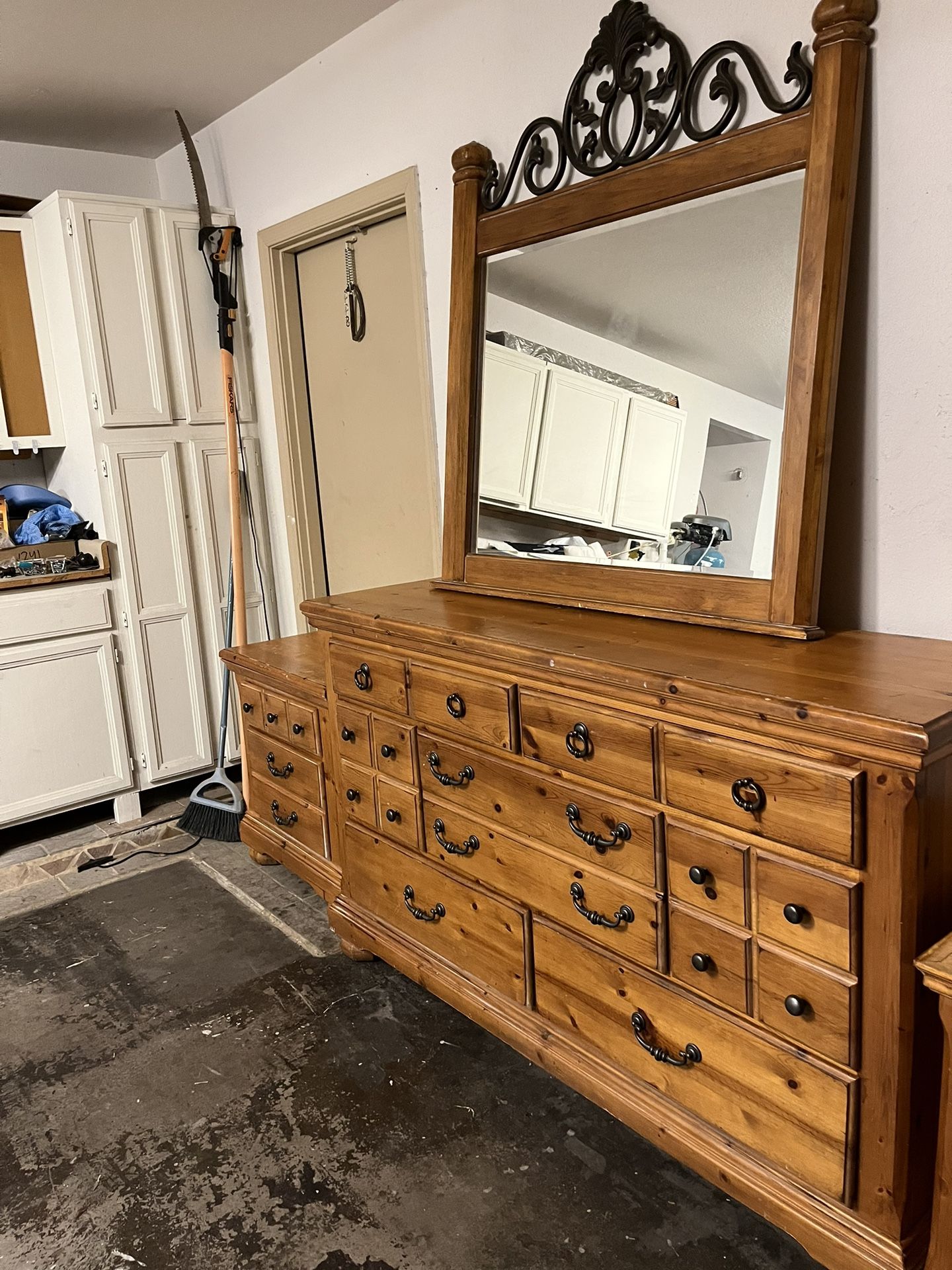 Solid Wood Queen Bedroom Set for Sale in Chandler, AZ OfferUp