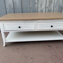 Nice Coffee Table In Very Good Condition 