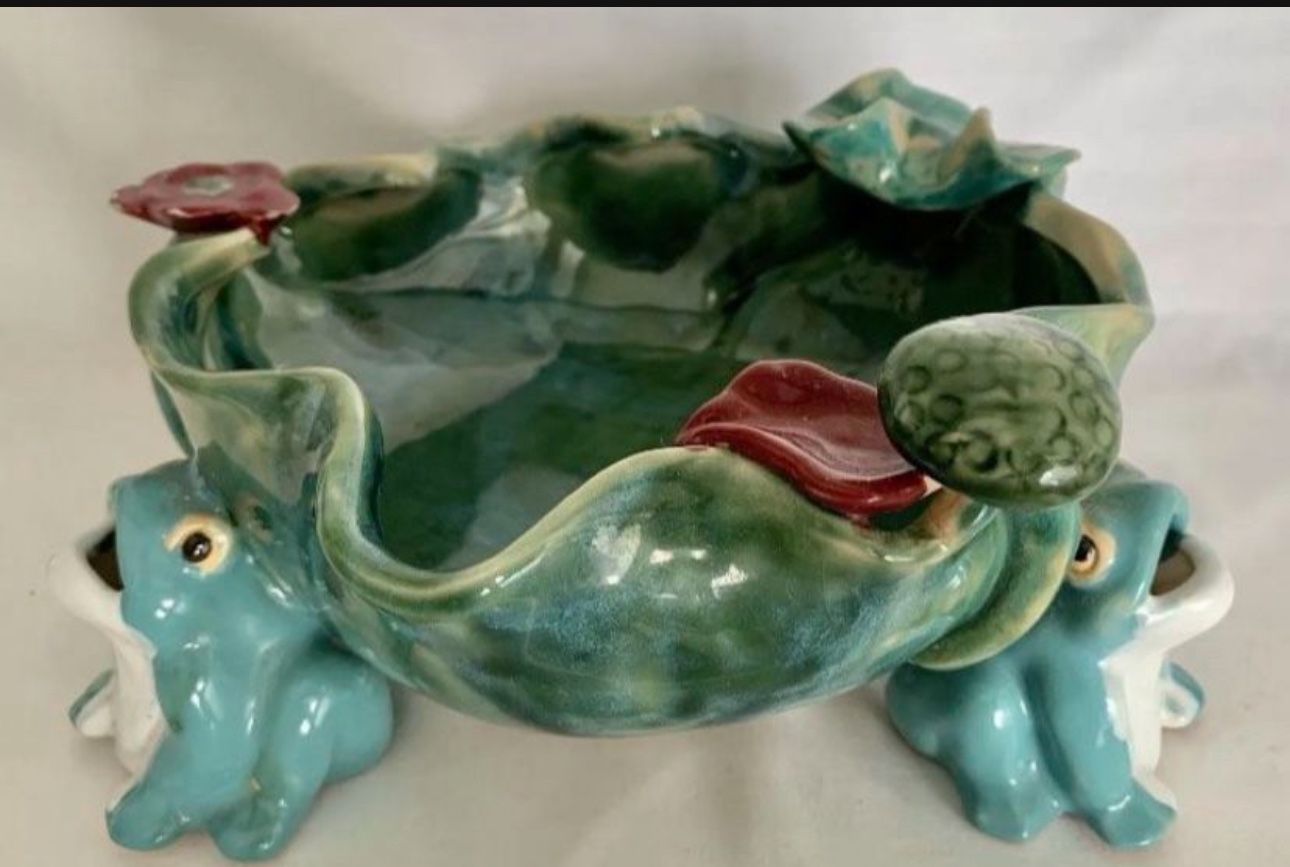 VINTAGE Pottery Three Frogs Lily Pad, Flowers and Mushroom Bow