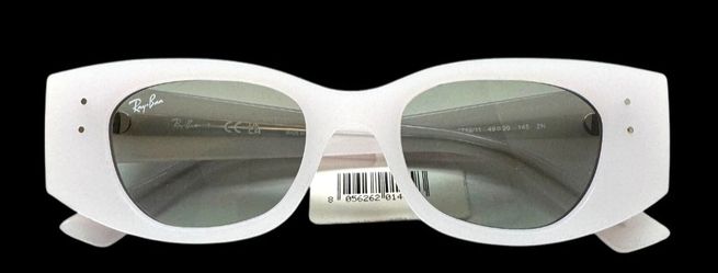 Woman ray bans