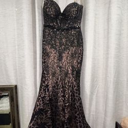 Mac Duggal Strapless Lace Gown | Formal / Prom Dress