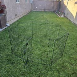Metal Dog Playpen Good Condition, Measurements: 30in Tall, 60in Long and 60in Wide 
