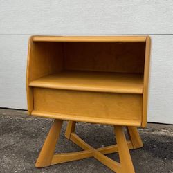 Like New Vintage MCM Heywood night stand end table 20”w, 23.5”h,16”d