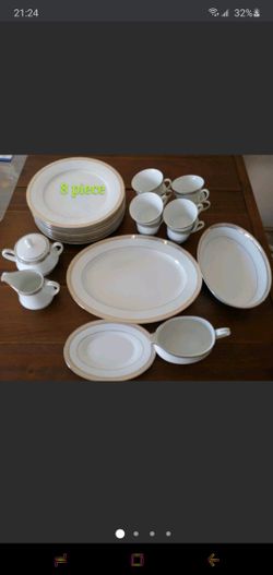 New Noritake Dinnerware set (22 piece)