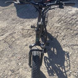 GoTrax - Z4 PRO Foldable Ebike w/ up to 40mi Max Operating Range and 28 mph Max Speed - Black do not have the battery and the charger 