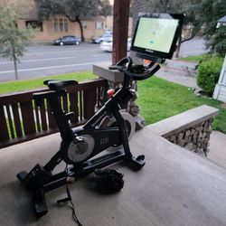 NordicTrack Commercial S22i Studio Cycle With 22" Touchscreen Unisex Cycling Shoes Size 9.5