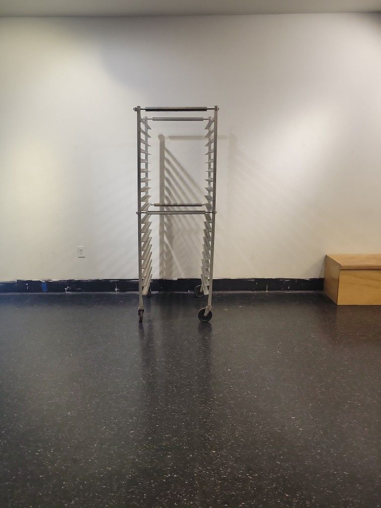 Adjustable Width Screen Rack