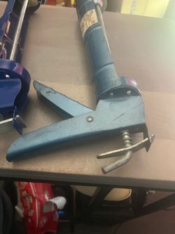 Ratcheting caulk guns