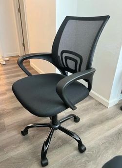 Silla de oficina negra de malla (nueva en su caja)